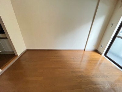 【寝室】 | ライオンズマンション相模原第8 | 寝室でゆっくりと過ごすためにはベッド周りの適度な空間を担保することや窓の位置、照明の明るさ、寝室の広さなどを考える必要があります。自身や家族の構成とライフスタイルに併せて寝室にする部屋を選びましょう！