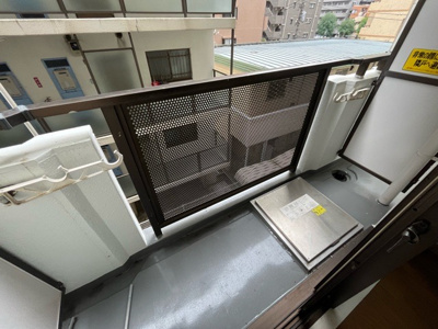 【バルコニー】 | ライオンズマンション相模原第8 | バルコニーは、室外の専用スペースのうち、「屋根がなく開放された空間」であるものを指します。ベランダより広いタイプのものが多く、日当たりもよいため家庭菜園などを楽しみたい人にとって適した環境となります。