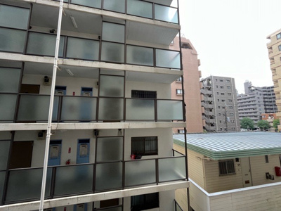 【展望】 | ライオンズマンション相模原第8 | 眺望の良さを楽しめるダイニングキッチンで家族団らんの時間を過ごしてはいかがでしょうか。バルコニーから見える景色を家族で眺める時間は、時間が経つのを忘れてしまいそうですね。是非、現地を見に行きましょう！