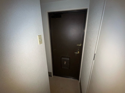 【玄関】 | ライオンズマンション相模原第8 | 玄関は家の顔でもあり、家族以外の目にも止まる場所です。玄関は外との間を仕切る扉、靴などをしまっておく収納スペース、靴脱ぎのたたきスペース、来客とのやり取りをするドアホンなど複数のアイテムからなります。