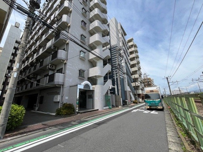 【現況写真】 | ライオンズマンション相模原第8 | 外観はマンション管理がされているかの目安になります。築年数が古いと、壁面は劣化してひび割れが生じることも！建物が古びていても細かいところが修繕されていると、きちんと管理されているなぁと感じるでしょう。