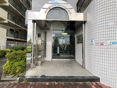 【エントランス】 | ライオンズマンション相模原第8 | マンションのエントランスには、もともと風よけや防犯の役割がありますが、マンションによって宅配ボックスなどの設備が備わっている所もあります。日々の生活をイメージしながら生活しやすさをチェックしましょう。