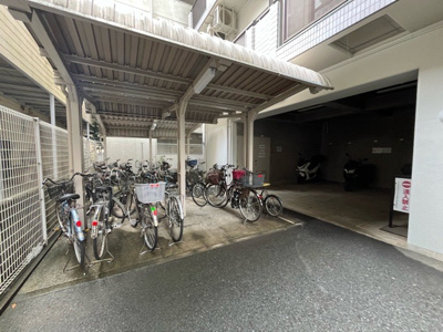 【駐輪場】 | ライオンズマンション相模原第8 | マンションの駐輪場は、事前に空きがあるか確認を取ると安心です。せっかく入居したのに駐輪スペースがない！なんてことになったら大変ですよね。そこで、内見時や購入前にはまず事前に確認しておくと良いでしょう。