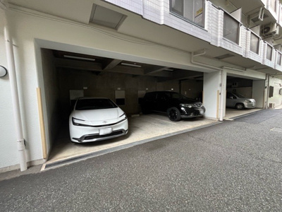 【駐車場】 | ライオンズマンション相模原第8 | 駐車場と明記されていても、最小スペースでつくられた駐車場だと大型車は駐車できなかったり、出入りしにくくなったりする可能性があります。お車のサイズと購入したい物件の駐車場のサイズを現地で確認しましょう。