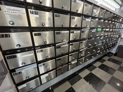 【設備】 | ライオンズマンション相模原第8 | エントランス付近に設置されている集合ポストは、住んでいる部屋と離れているため、ポストをあさるなど誰かに何かされていても被害に気づきにくいです。入居する時には他人に特定されにくい番号で鍵をかけましょう！