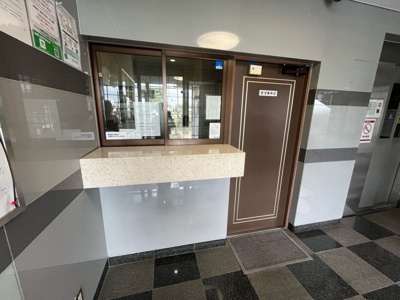 【受付】 | ライオンズマンション相模原第8 | 受付はマンションコンシェルジュがいる場合もあれば、管理人が滞在する小部屋を総称して呼ぶことがあります。主にエントランスに設置されていることから、防犯面でも期待ができます。防犯設備がない場合はより安心！