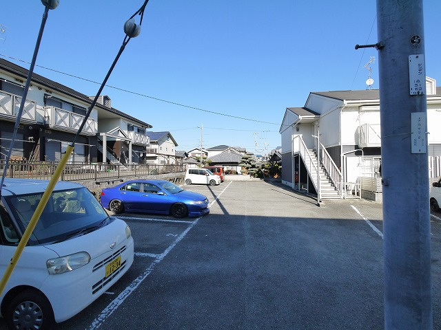 メゾンソワニエＢ棟の駐車場|駐車スペースもあります