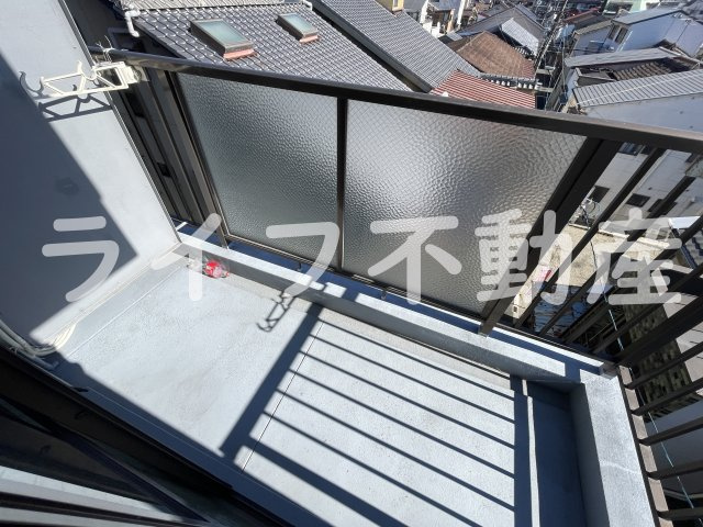 メゾン東大阪のバルコニー|暖かな日差しのふりそそぐバルコニー