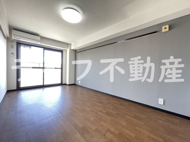 メゾン東大阪の居間・リビング|こちらの居間で趣味の時間をお楽しみください