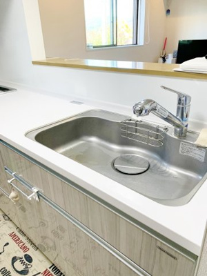 【キッチン】 | ■■100万円値下げしました■令和3年建築の築浅戸建■角地 | ■対面カウンターシステムキッチン（人造大理石トップ・食器洗い乾燥機・浄水器内蔵蛇口）