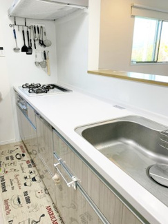 【キッチン】 | ■■100万円値下げしました■令和3年建築の築浅戸建■角地 | ■対面カウンターシステムキッチン（人造大理石トップ・食器洗い乾燥機・浄水器内蔵蛇口）