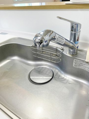 【キッチン】 | ■100万円値下げしました■令和3年建築の築浅戸建■角地 | ■対面カウンターシステムキッチン（人造大理石トップ・食器洗い乾燥機・浄水器内蔵蛇口）