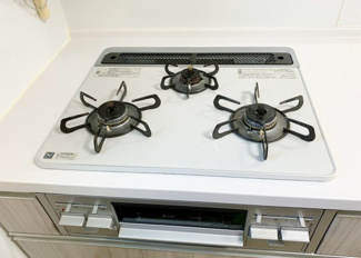 【キッチン】 | ■100万円値下げしました■令和3年建築の築浅戸建■角地 | ■対面カウンターシステムキッチン（人造大理石トップ・食器洗い乾燥機・浄水器内蔵蛇口）