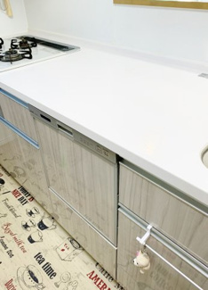 【キッチン】 | ■■100万円値下げしました■令和3年建築の築浅戸建■角地 | ■対面カウンターシステムキッチン（人造大理石トップ・食器洗い乾燥機・浄水器内蔵蛇口）