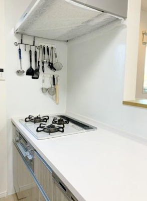 【キッチン】 | ■■100万円値下げしました■令和3年建築の築浅戸建■角地 | ■対面カウンターシステムキッチン（人造大理石トップ・食器洗い乾燥機・浄水器内蔵蛇口）