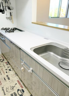 【キッチン】 | ■100万円値下げしました■令和3年建築の築浅戸建■角地 | ■対面カウンターシステムキッチン（人造大理石トップ・食器洗い乾燥機・浄水器内蔵蛇口）