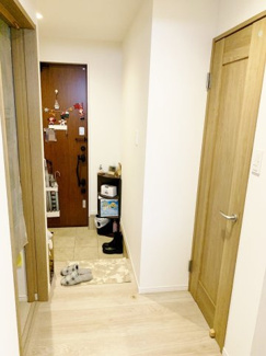 【玄関】 | ■100万円値下げしました■令和3年建築の築浅戸建■角地 | ■玄関横に広くて便利なシューズインクローゼット付