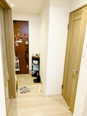 【玄関】 | ■■100万円値下げしました■令和3年建築の築浅戸建■角地 | ■玄関横に広くて便利なシューズインクローゼット付