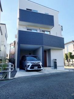 【外観】 | ■100万円値下げしました■令和3年建築の築浅戸建■角地 | ■LDKや3階の居室から「耳原公園」が一望できます（眺望良好です）この時期紅葉が素敵です
■広々したLDK18.25帖　■玄関横に広くて便利なシューズインクローゼット付