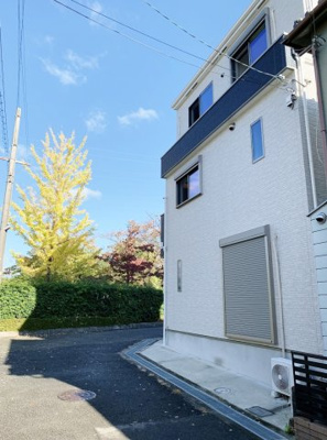 【外観】 | ■■100万円値下げしました■令和3年建築の築浅戸建■角地 | ■LDKや3階の居室から「耳原公園」が一望できます（眺望良好です）この時期紅葉が素敵です
■広々したLDK18.25帖　■玄関横に広くて便利なシューズインクローゼット付