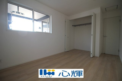 【洋室】 | クレイドルガーデン山陽小野田市鴨庄第９（２号棟） | 明るさを基調とした部屋は、光を反射するので部屋を明るく美しく見せる効果もあります。