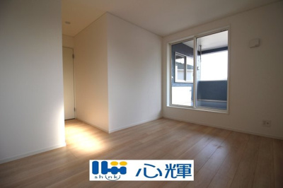 【洋室】 | クレイドルガーデン山陽小野田市鴨庄第９（２号棟） | 沢山の陽の光が入る明るい室内。収納たっぷりなのでお荷物の多いご家庭でもすっきりと収納出来ます。