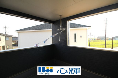 【バルコニー】 | クレイドルガーデン山陽小野田市鴨庄第９（２号棟） | 日当たりのよい住宅エリアですので、多くの陽光が降り注ぎ、室内には陽だまりを生み出してくれます。