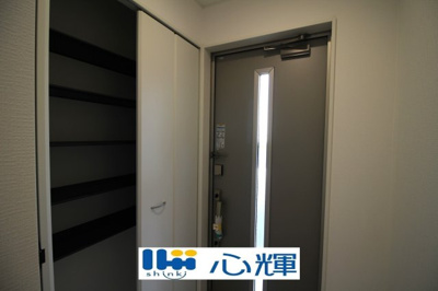 【玄関】 | クレイドルガーデン山陽小野田市鴨庄第９（２号棟） | たくさんある靴もすべて収納して頂け、玄関をスッキリ綺麗な空間にまとめます。


