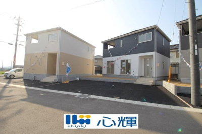 【前面道路含む現地写真】 | クレイドルガーデン山陽小野田市鴨庄第９（２号棟） | 明るい日差しが差し込む現地。車もゆったり駐めることが出来ます。ぜひ現地をご覧下さい。
