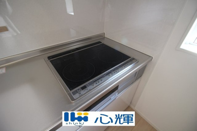 【キッチン】 | クレイドルガーデン山陽小野田市鴨庄第９（２号棟） | ＩＨクッキングヒーターは火を使わないので安心です。お掃除の手間もかかりません。