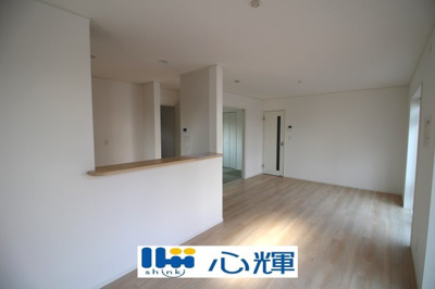 【居間・リビング】 | クレイドルガーデン山陽小野田市鴨庄第９（２号棟） | 降り注ぐ陽光をいっぱいに浴び、メインライトと共に室内全体が明るい・開放感のあるＬＤＫ。