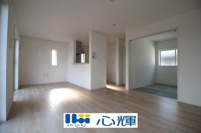 【居間・リビング】 | クレイドルガーデン山陽小野田市鴨庄第９（２号棟） | 家族が集う開放的な自由空間。季節ごとに壁飾りや家具の配置を変えて楽しんでみるのはいかがですか。