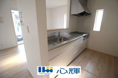 【キッチン】 | クレイドルガーデン山陽小野田市鴨庄第９（２号棟） | 充分なスペースを実現したキッチン空間となっています。寛ぐ方とお料理をされる方の一体感を重視した設計。