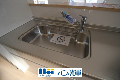【キッチン】 | クレイドルガーデン山陽小野田市鴨庄第９（２号棟） | 浄水器付きです。水栓は先端が引き出せるのでシンクの隅々まで水が届きます。


