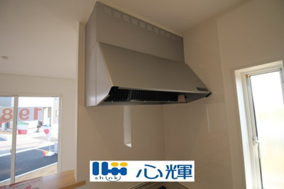 【キッチン】 | クレイドルガーデン山陽小野田市鴨庄第９（２号棟） | 最新タイプのレンジフードは吸引性能も良好！お手入れもカンタンです。

