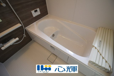 【浴室】 | クレイドルガーデン山陽小野田市鴨庄第９（２号棟） | 疲れを癒す場所にふさわしい快適で清潔な空間で、心も体もオフになるリラックスタイムをお楽しみ下さい。