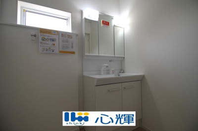 【独立洗面台】 | クレイドルガーデン山陽小野田市鴨庄第９（２号棟） | 大きくて見やすく清潔感ある洗面台。収納も多く、コスメ等もスッキリと仕舞えます。