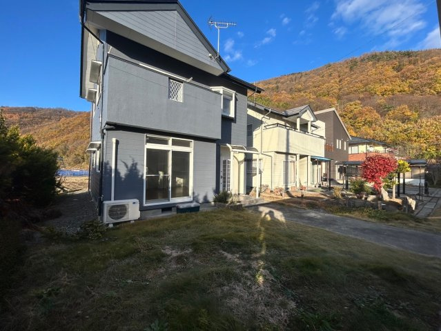 中古戸建　千曲市大字戸倉の前面道路含む現地写真