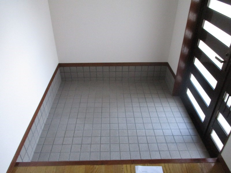 山田社が丘貸家　北棟の玄関