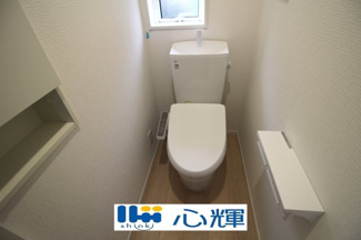 【トイレ】 | クレイドルガーデン山陽小野田市鴨庄第９（3号棟） | いつまでも清潔な空間であって頂けますように、汚れをふき取り易いフロアと壁紙をチョイス致しました。