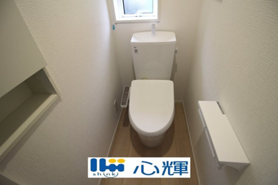 【トイレ】 | クレイドルガーデン山陽小野田市鴨庄第９（3号棟） | いつまでも清潔な空間であって頂けますように、汚れをふき取り易いフロアと壁紙をチョイス致しました。