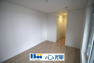 【洋室】 | クレイドルガーデン山陽小野田市鴨庄第９（3号棟） | 明るさを基調とした部屋は、光を反射するので部屋を明るく美しく見せる効果もあります。