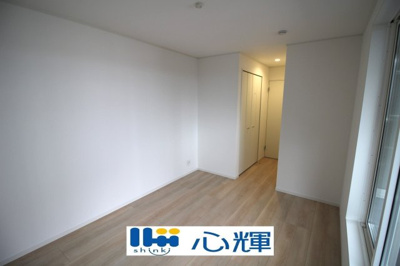 【洋室】 | クレイドルガーデン山陽小野田市鴨庄第９（3号棟） | 明るさを基調とした部屋は、光を反射するので部屋を明るく美しく見せる効果もあります。