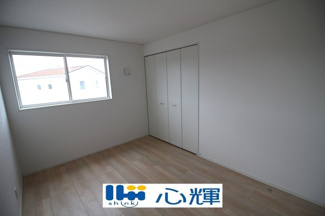 【洋室】 | クレイドルガーデン山陽小野田市鴨庄第９（3号棟） | 沢山の陽の光が入る明るい室内。収納たっぷりなのでお荷物の多いご家庭でもすっきりと収納出来ます。