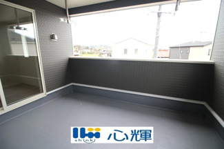 【バルコニー】 | クレイドルガーデン山陽小野田市鴨庄第９（3号棟） | 日当たりのよい住宅エリアですので、多くの陽光が降り注ぎ、室内には陽だまりを生み出してくれます。