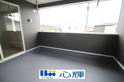 【バルコニー】 | クレイドルガーデン山陽小野田市鴨庄第９（3号棟） | 日当たりのよい住宅エリアですので、多くの陽光が降り注ぎ、室内には陽だまりを生み出してくれます。