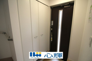 【玄関】 | クレイドルガーデン山陽小野田市鴨庄第９（3号棟） | たくさんある靴もすべて収納して頂け、玄関をスッキリ綺麗な空間にまとめます。



