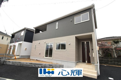 【外観】 | クレイドルガーデン山陽小野田市鴨庄第９（3号棟） | 明るい日差しが差し込む現地。車もゆったり駐めることができます。ぜひ現地をご覧ください。