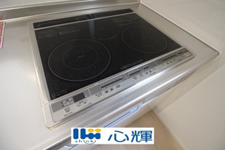 【キッチン】 | クレイドルガーデン山陽小野田市鴨庄第９（3号棟） | ＩＨクッキングヒーターは火を使わないので安心です。お掃除の手間もかかりません。