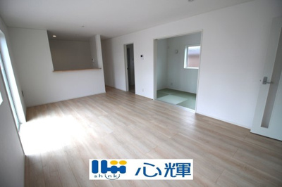 【居間・リビング】 | クレイドルガーデン山陽小野田市鴨庄第９（3号棟） | 降り注ぐ陽光をいっぱいに浴び、メインライトと共に室内全体が明るい・開放感のあるＬＤＫ。